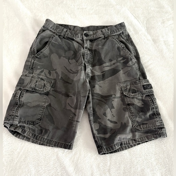 Wrangler’s Young Men's Gray Camo Cargo Shorts - Picture 1 of 10